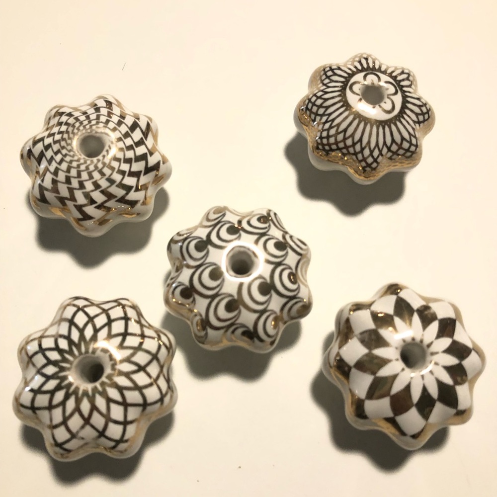 5 Ceramic Knobs - Drawer Pulls in White and Gold with Hardware
